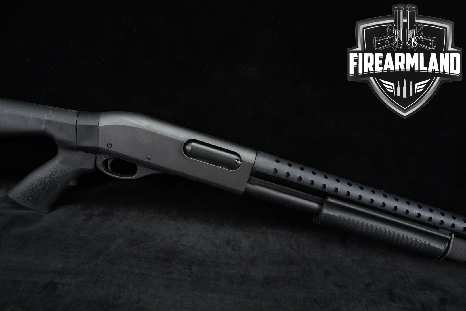 Remington Model 870 Magnum 12 Gauge Black in Good Condition Thumbnail