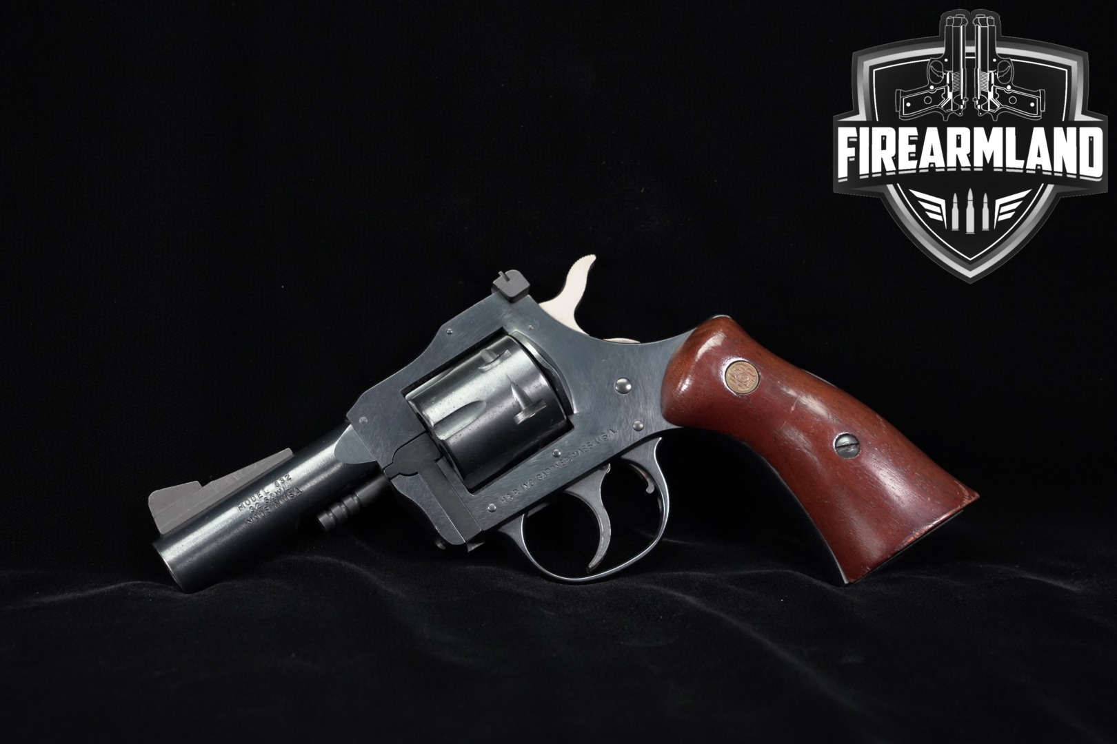 Harrington & Richardson (H&R) Model 832 800-Series .32 S&W Blued in Very Good Condition Thumbnail