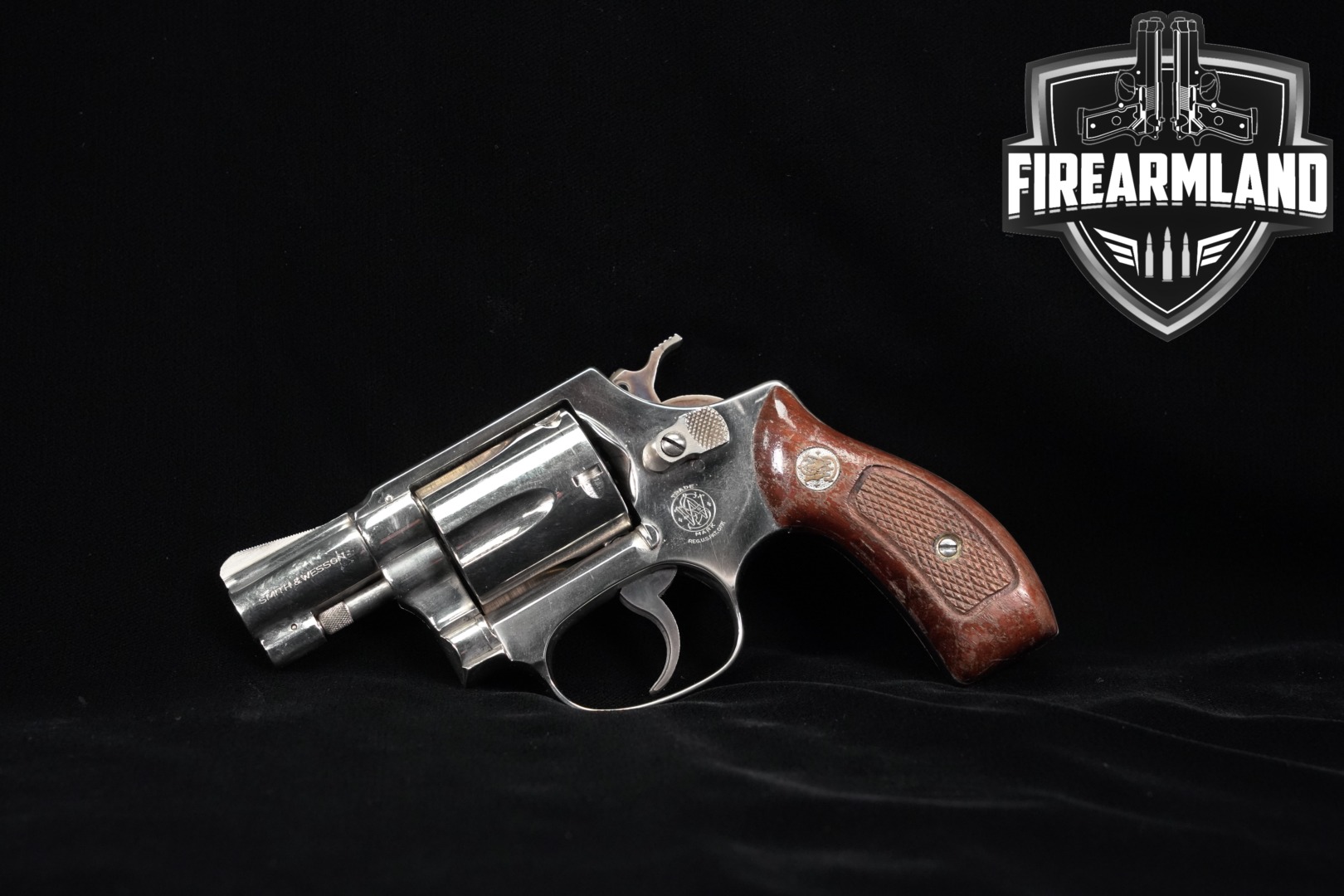 1979-1980 Smith & Wesson (S&W) Model 36 Chief's Special, No Dash .38 Spl. Bright Nickel in Good Condition Thumbnail