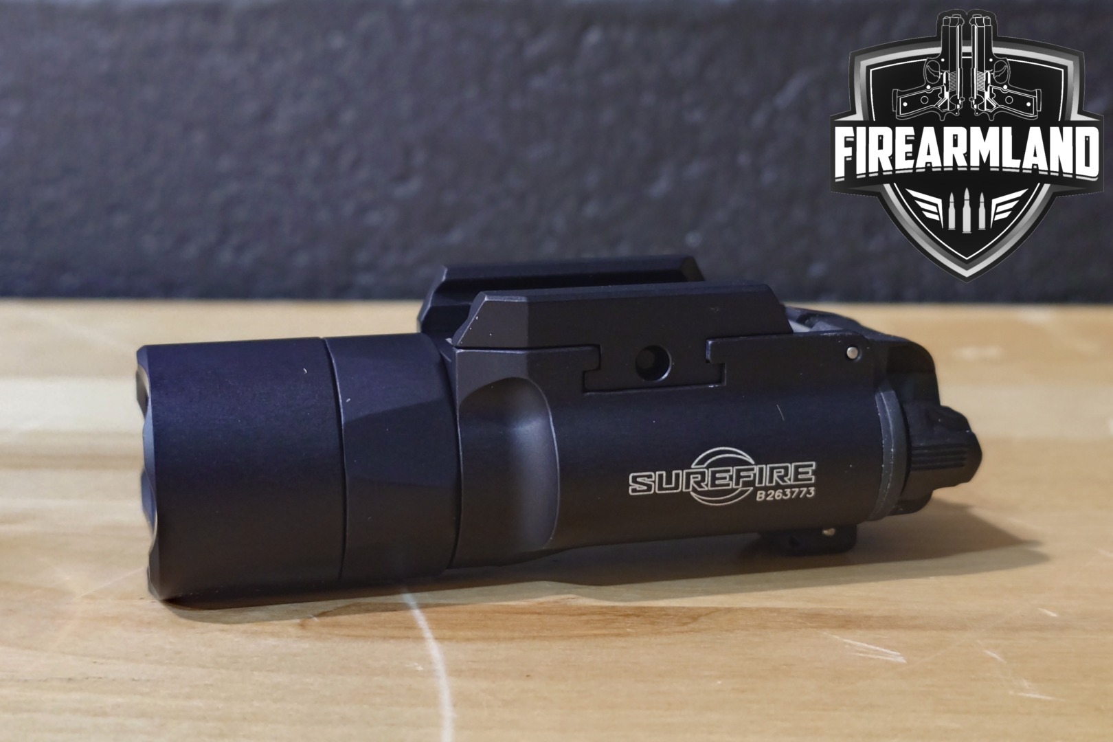 SureFire X300 Turbo 650 Lumens & 66,000 Candela in Excellent Condition Thumbnail