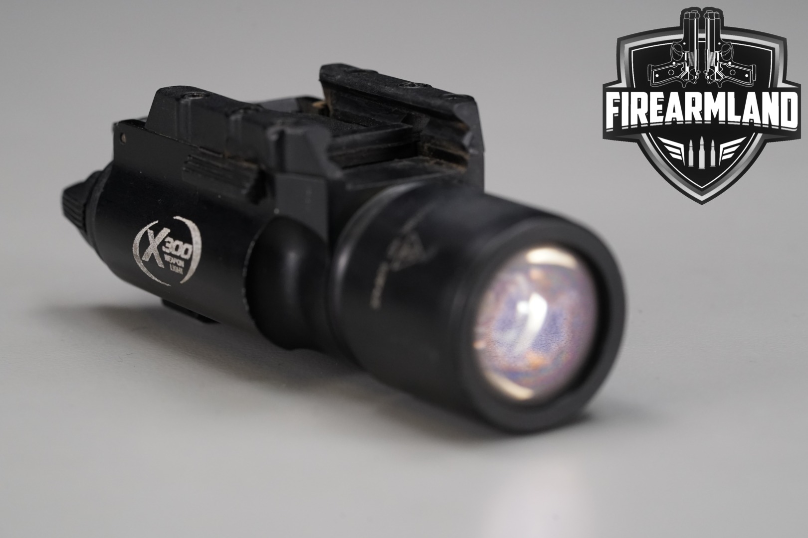 SureFire X300 1,000 Lumens & 11,300 Candela in Very Good Condition Thumbnail
