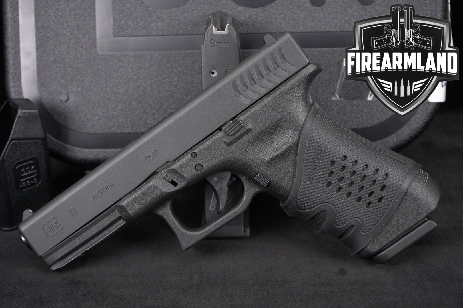 2009 Glock 17 Gen3 RTF2 (fish-gill serrations) 9mm Luger Black in Excellent Condition Thumbnail