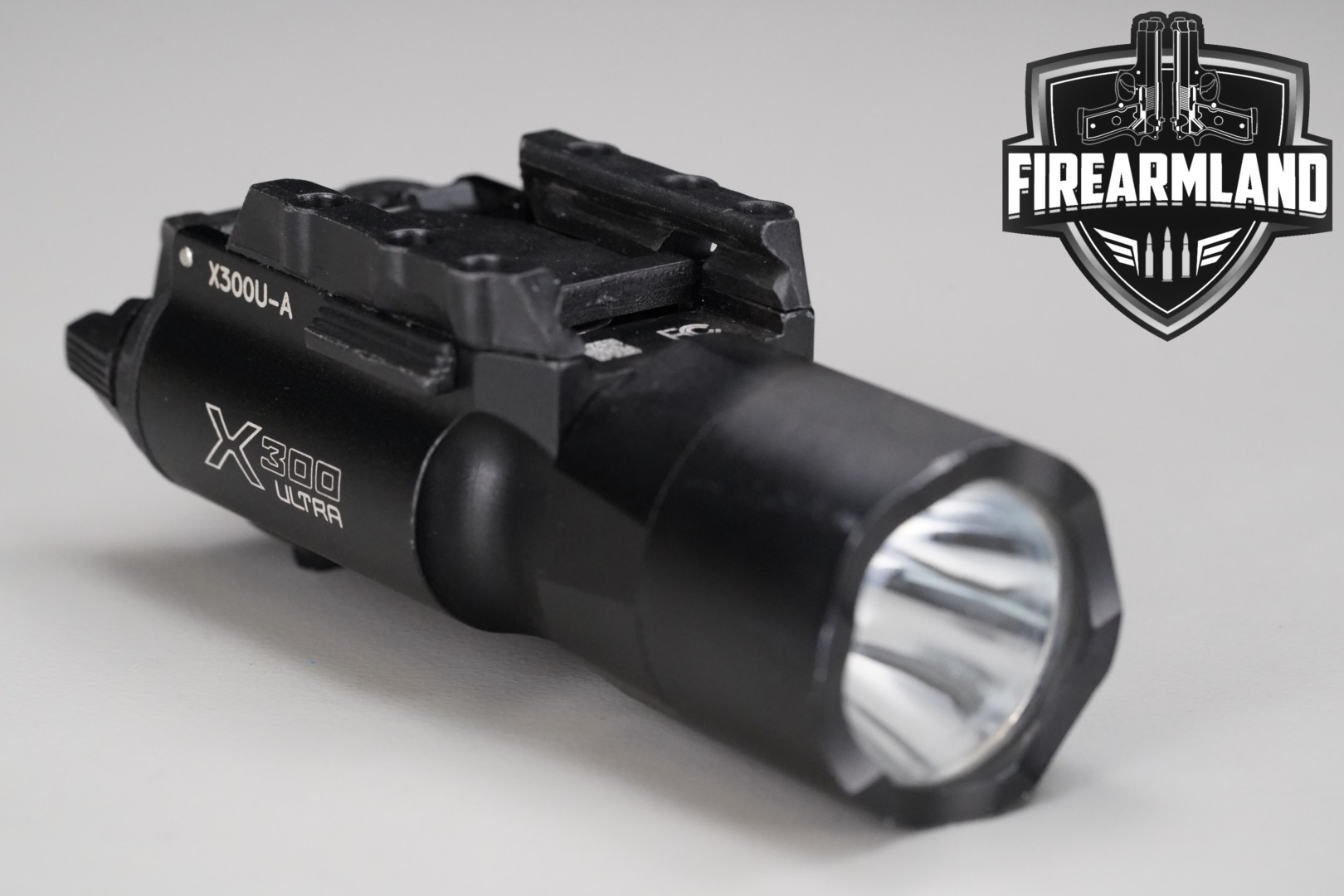 SureFire X300 Ultra 1000 Lumens Black in Very Good Condition Thumbnail