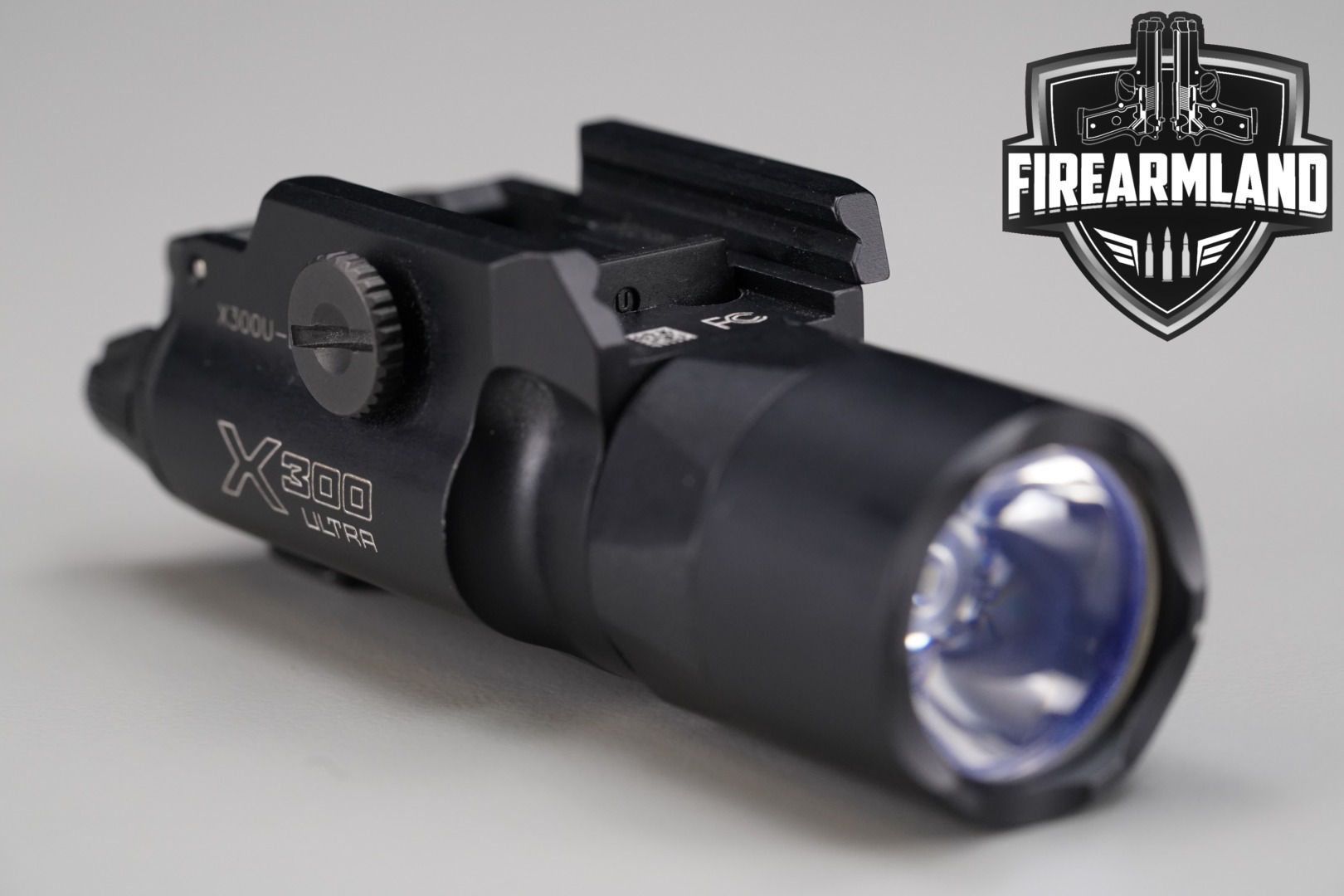 SureFire X300 Ultra 1000 Lumens Weapon Light Black in Very Good Condition Thumbnail