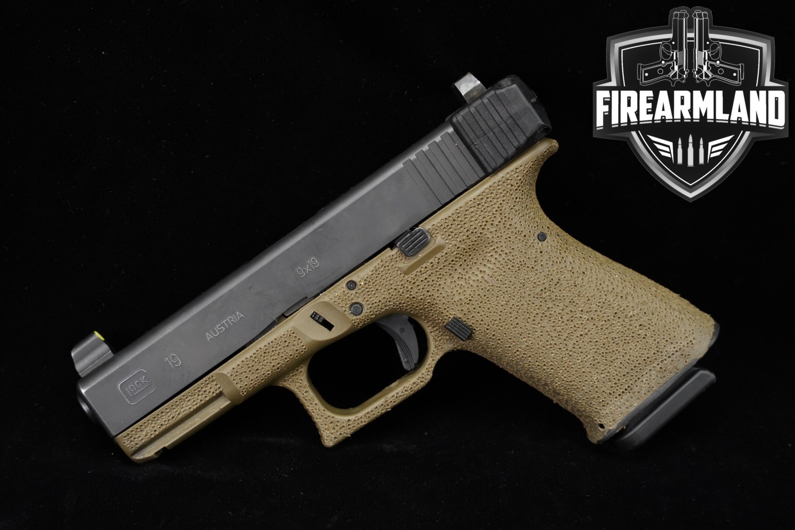 Glock G19 Gen 3 9mm Luger Two-Tone Black & Tan in Good Condition Thumbnail