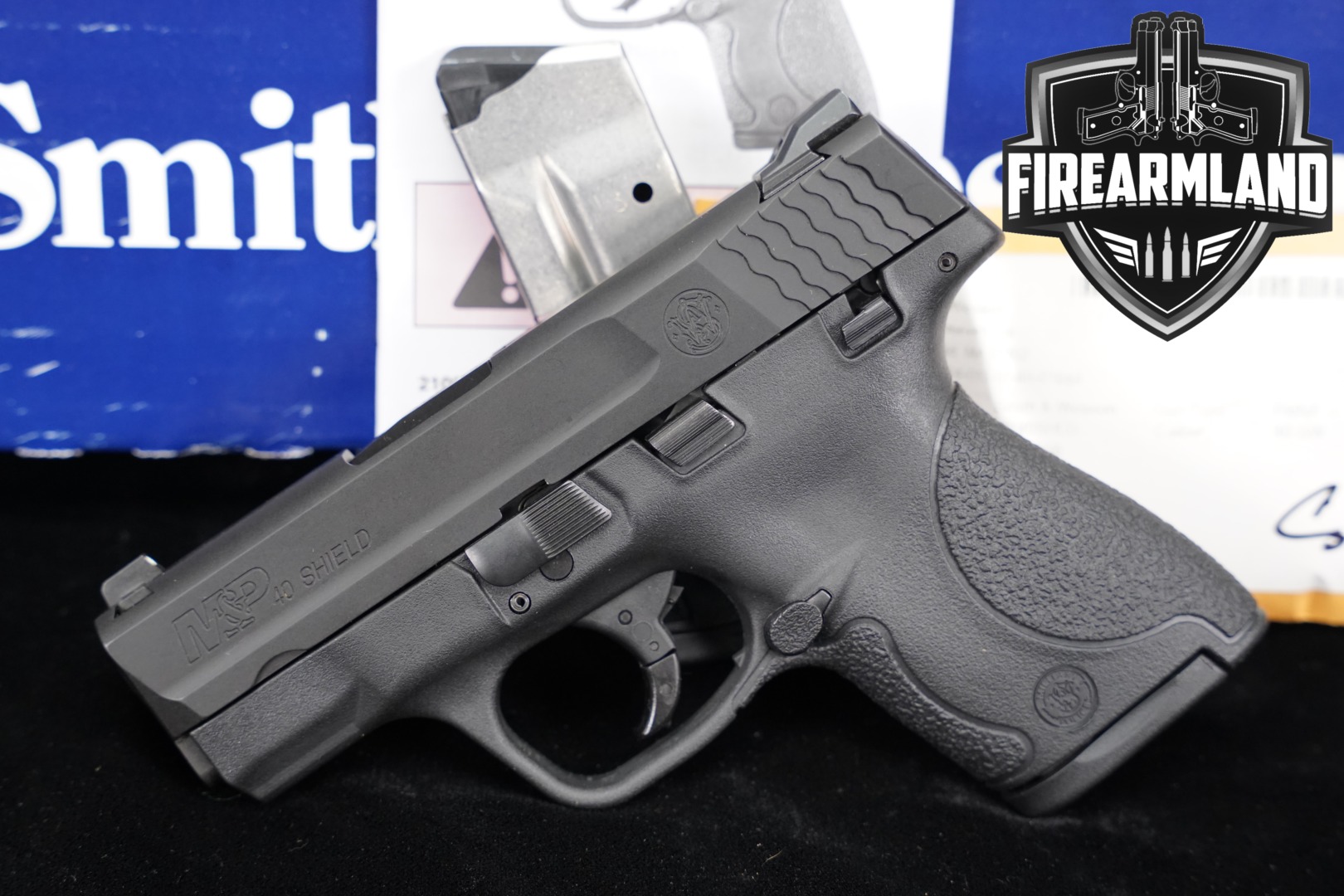 Smith & Wesson (S&W) M&P 40 Shield Gen 1; Manual Thumb Safety .40 S&W Black in Excellent Condition Thumbnail