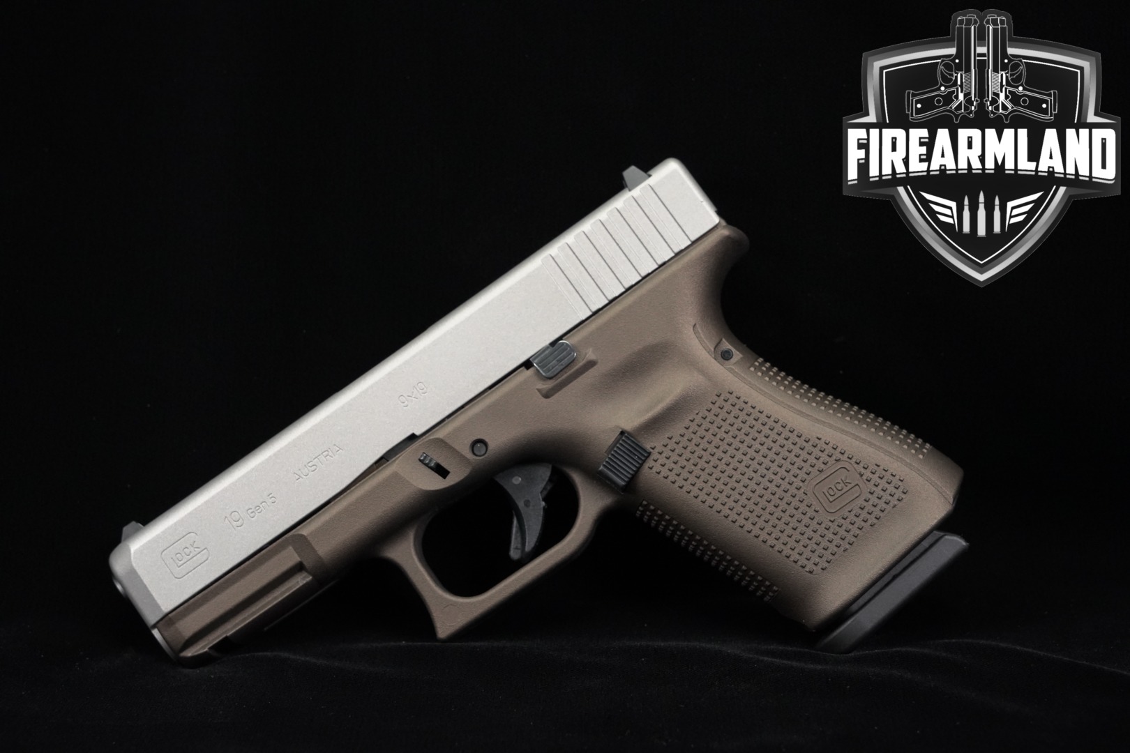 Glock G19 Gen5 9mm Luger Two-Tone Silver & FDE in Excellent Condition Thumbnail