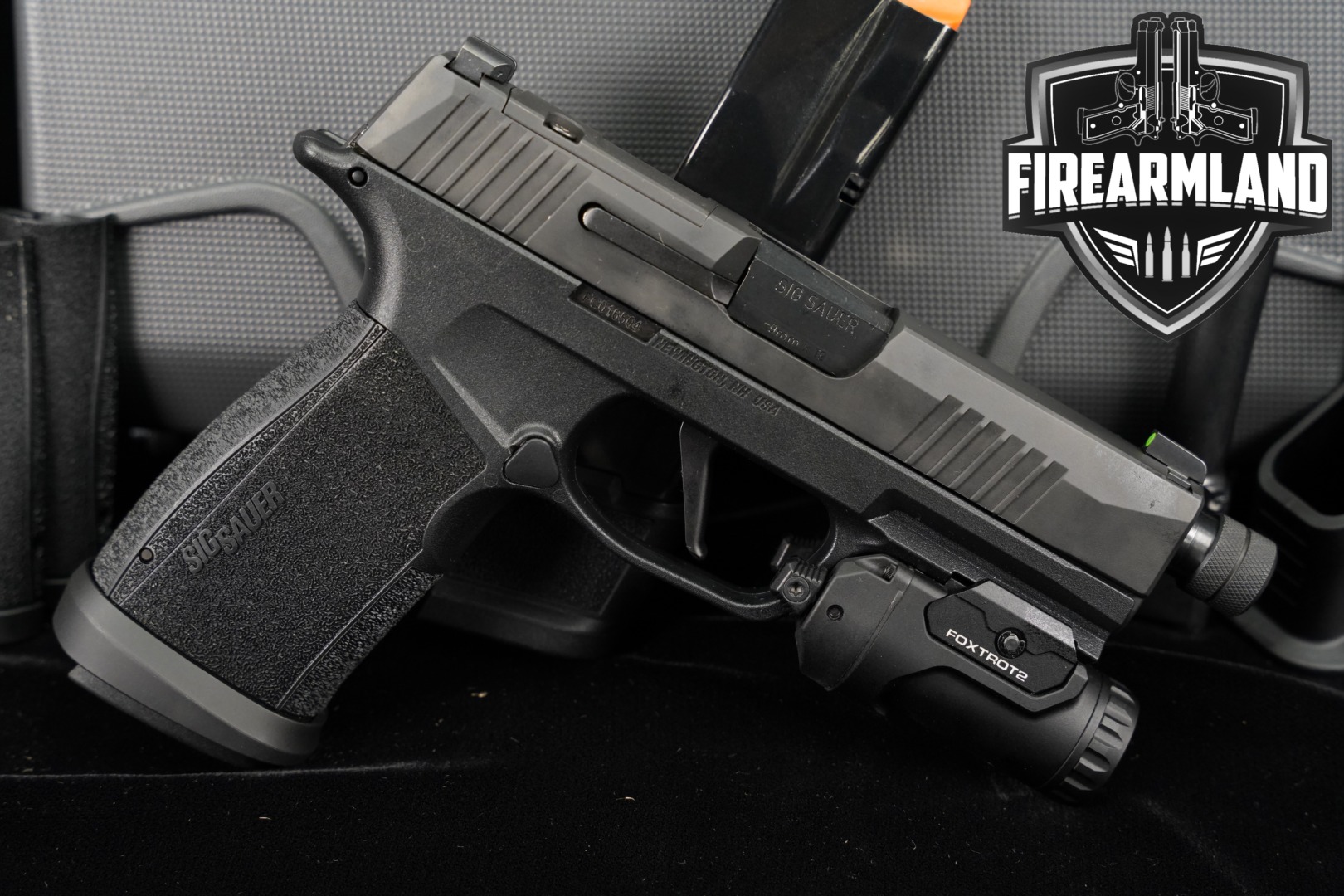 Sig Sauer P365-XMACRO 9mm Luger Black in Very Good Condition Thumbnail