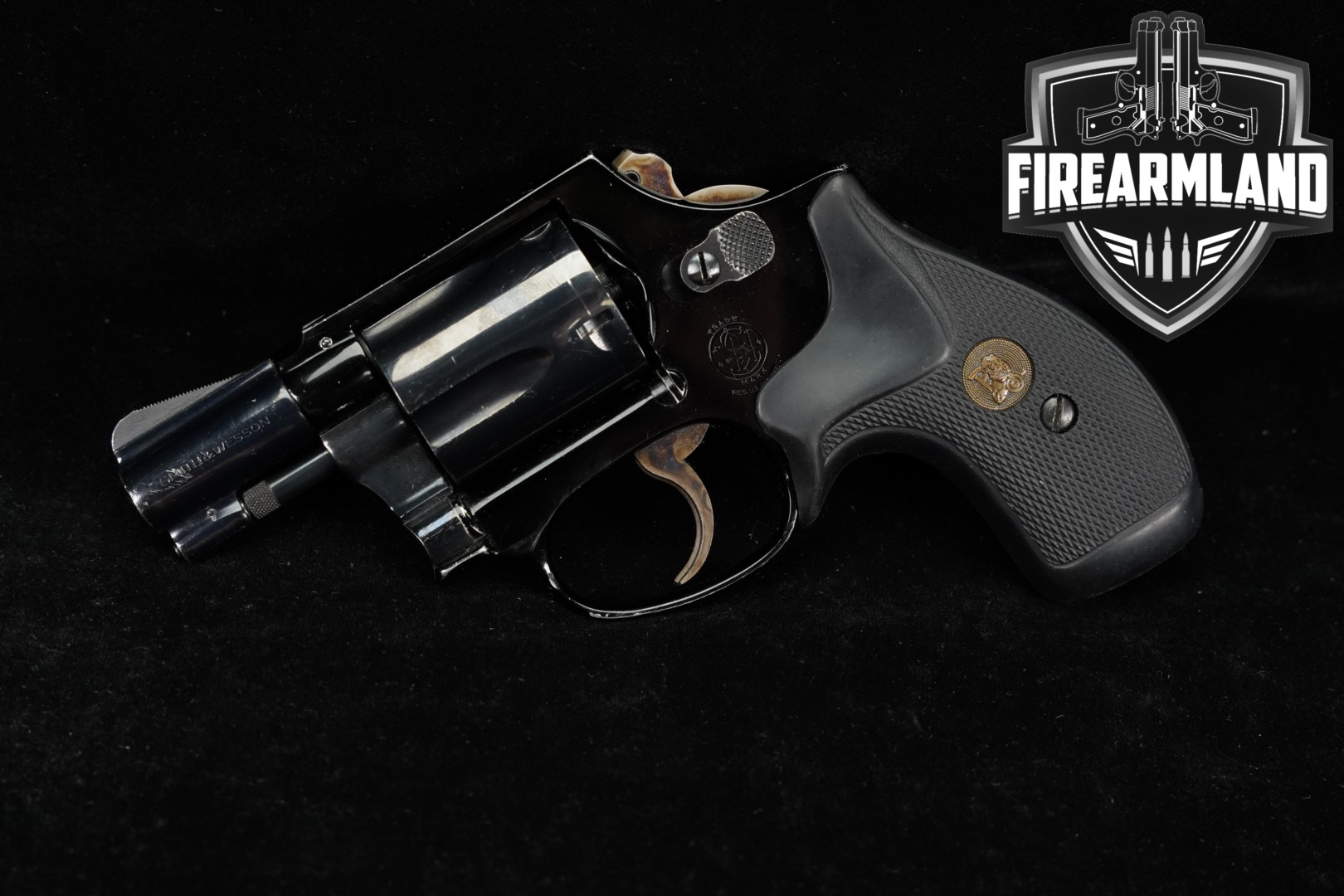 1975-1976 Smith & Wesson (S&W) Model 37 Chiefs Special Airweight .38 Spl. Two-Tone Black & Blued in Fair Condition Thumbnail