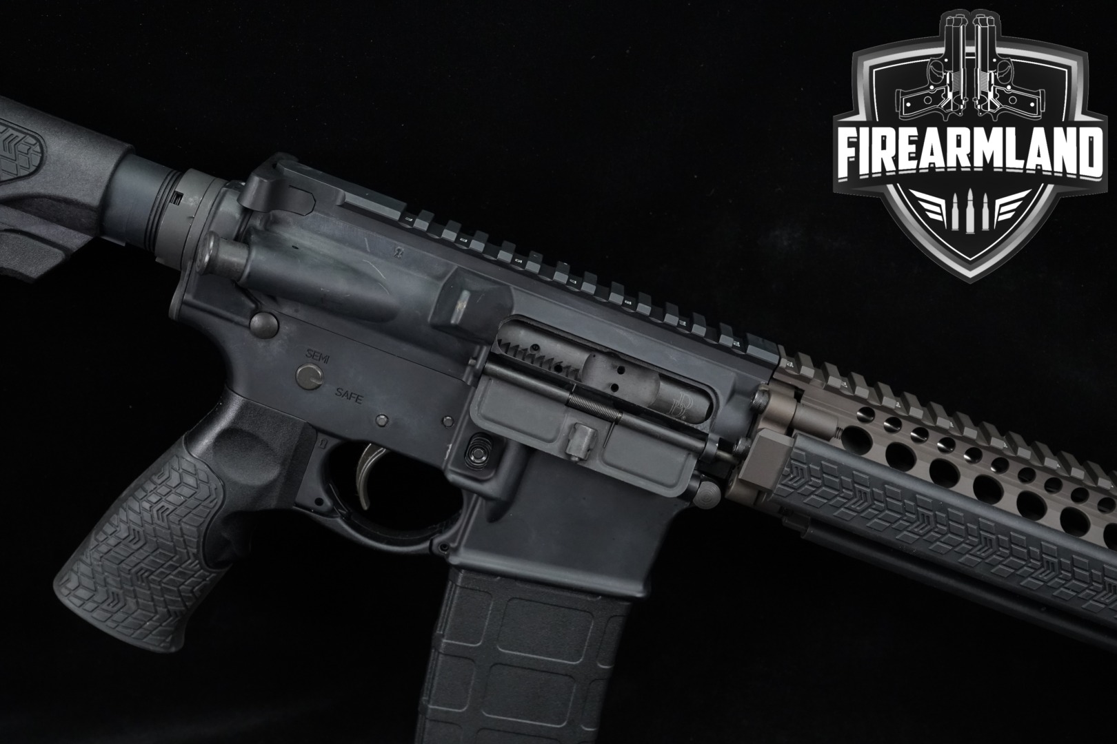 Daniel Defense DDM4 M4A1 5.56mm NATO Two-Tone Black & FDE in Very Good Condition Thumbnail