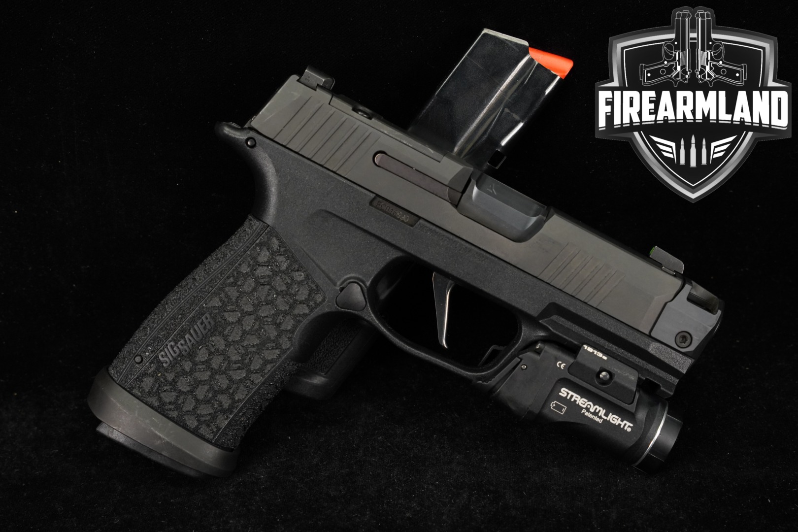 Sig Sauer P365 XMacro 9mm Luger Black in Good Condition Thumbnail