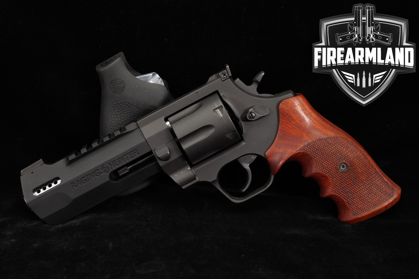 Taurus Raging Hunter .44 Magnum .44 Mag. Black in Very Good Condition Thumbnail