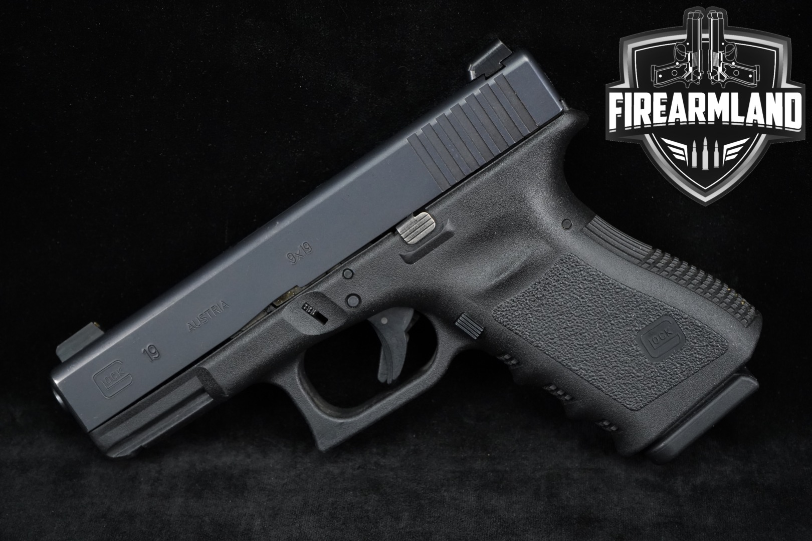 Glock G19 Gen3 9mm Luger Black in Very Good Condition Thumbnail