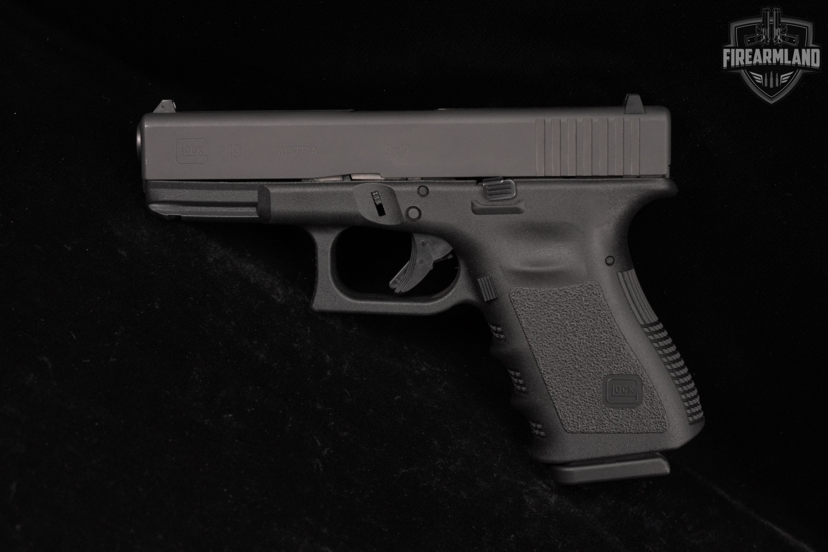 Glock 19 Gen3 G19 Gen 3 9mm 4.02 +2 MAGS, ORIG BOX-img-3