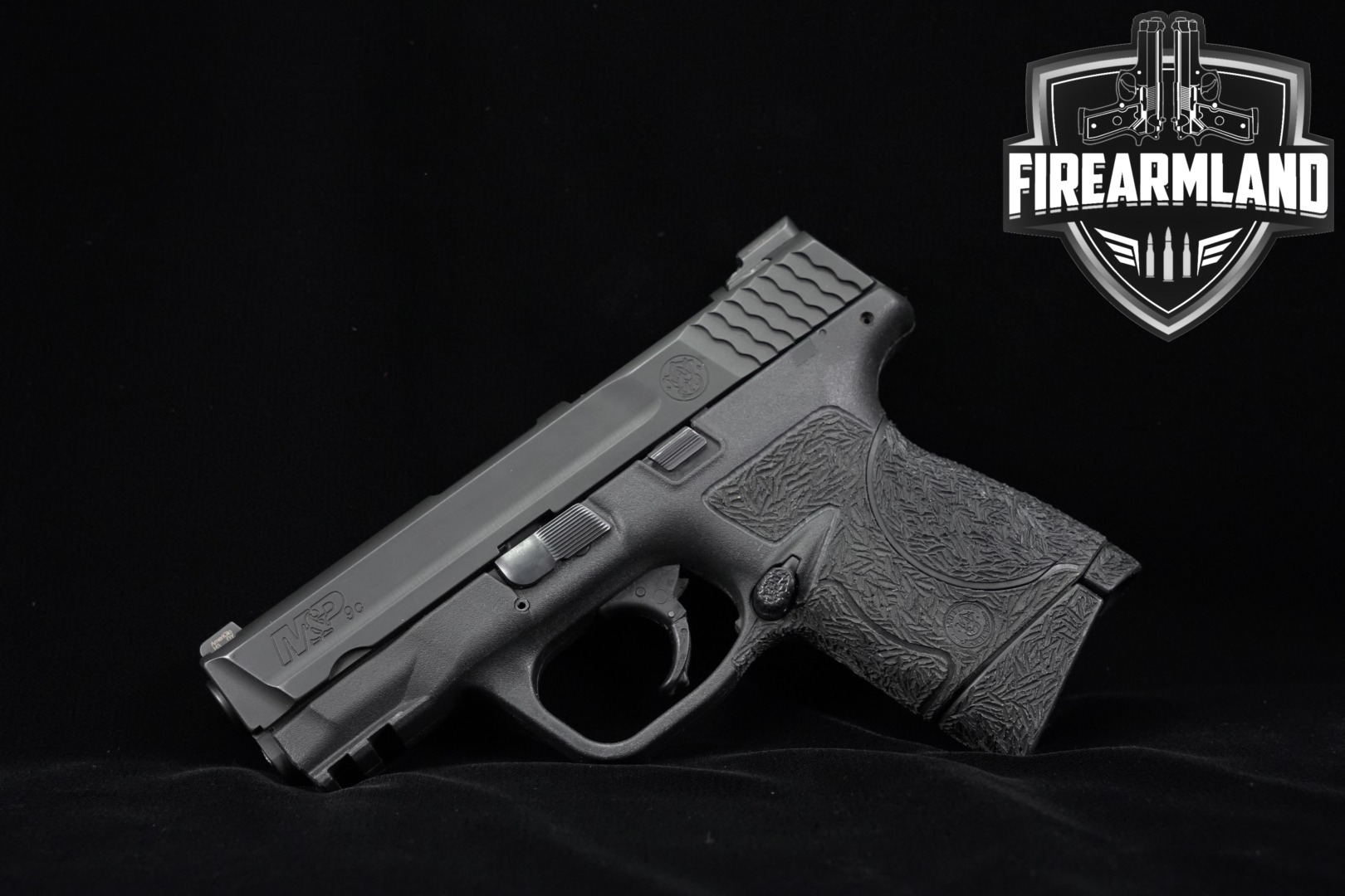 Smith & Wesson (S&W) M&P 9c No Thumb Safety, Gen 1 9mm Luger Black in Very Good Condition Thumbnail