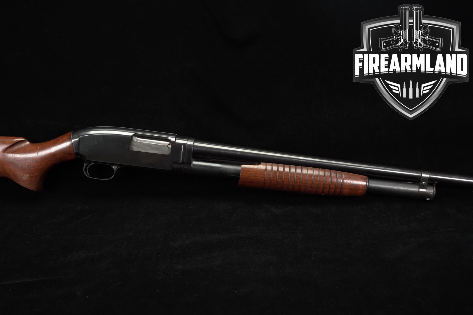 1959 Winchester Repeating Arms Model 12 Field Grade 12 Gauge Blued & Walnut in Good Condition Thumbnail