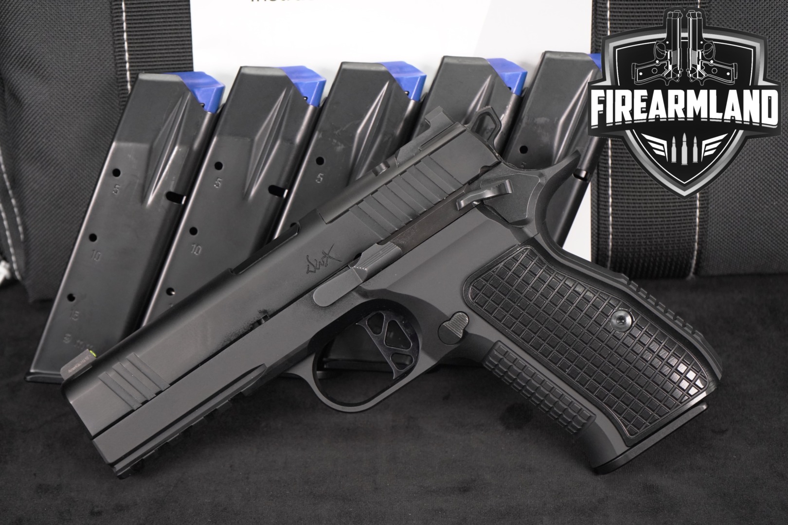 Dan Wesson DWX Compact With Light Rail 9mm Luger Black in Excellent Condition Thumbnail