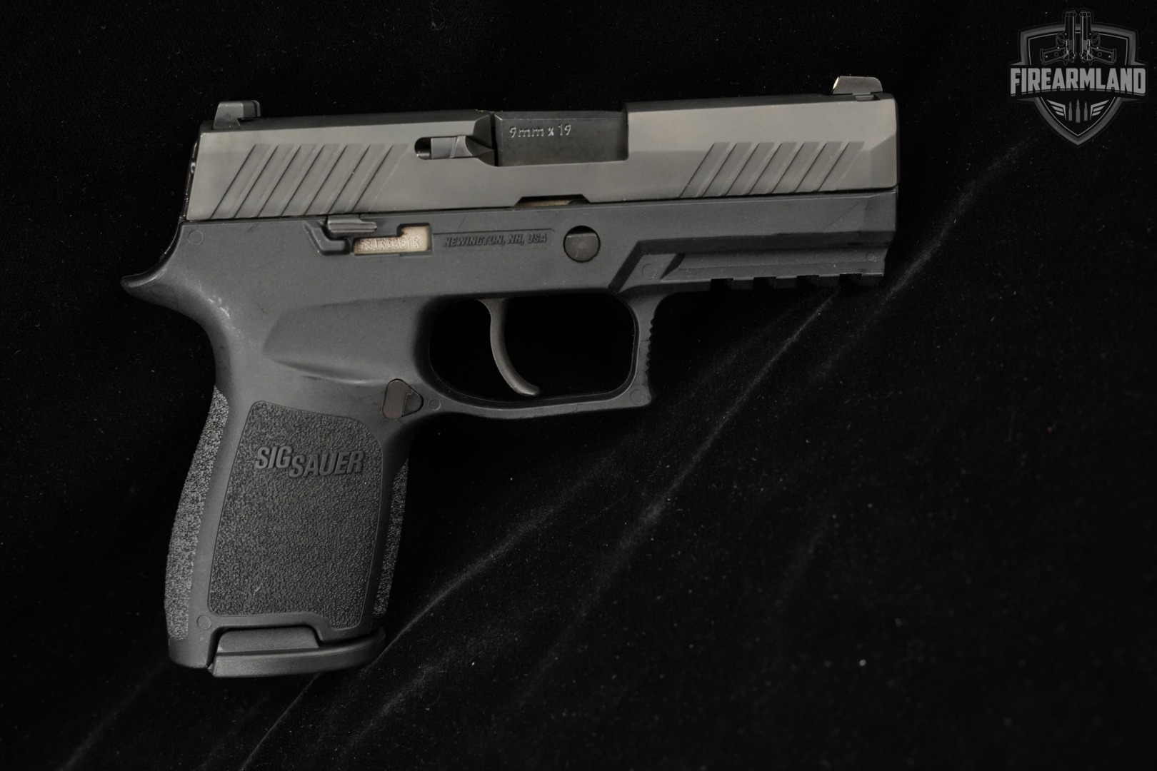 Sig Sauer P320 Compact 9mm 3.9" P 320 +2 MAGS & ORIG CASE-img-4