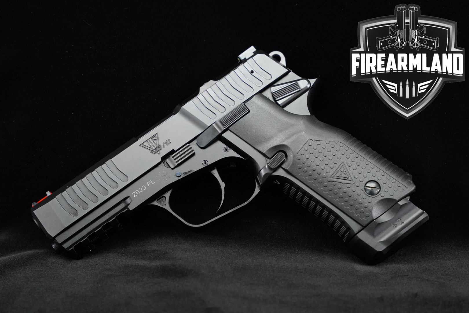 Fabrika Broni/Arms of America VIS 100 M1 9mm Luger (9x19 Para) Black in Excellent Condition Thumbnail