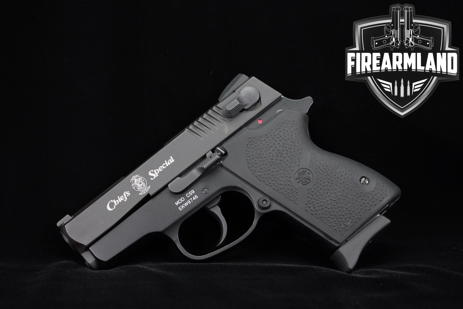 Smith & Wesson (S&W) CS9 Chiefs Special 9mm Luger Black in Very Good Condition Thumbnail